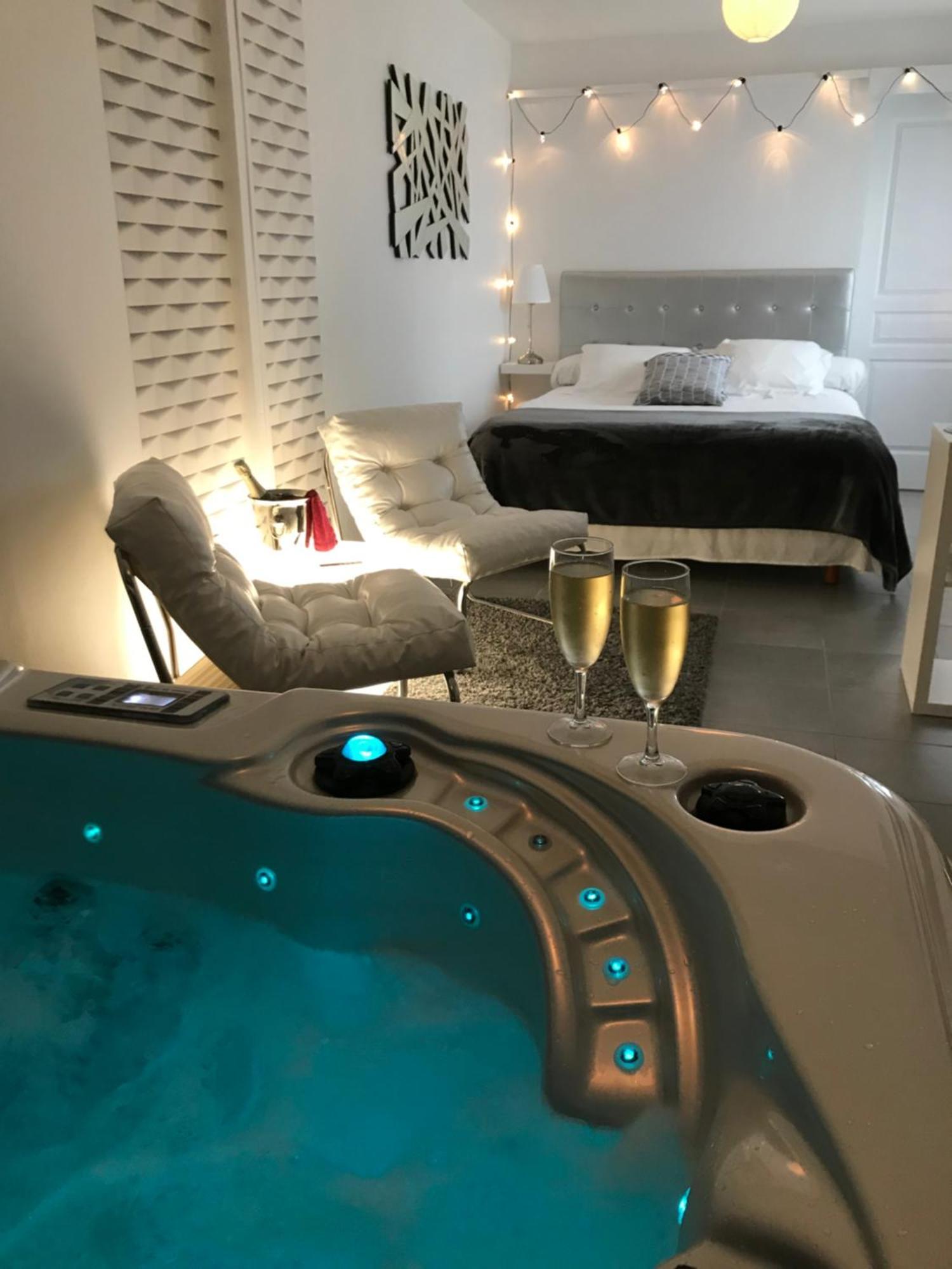 Le Relais De La Hardiesse 6Km Mont St Michel - Chambres Doubles - Suite Spa Privatif Courtils Luaran gambar